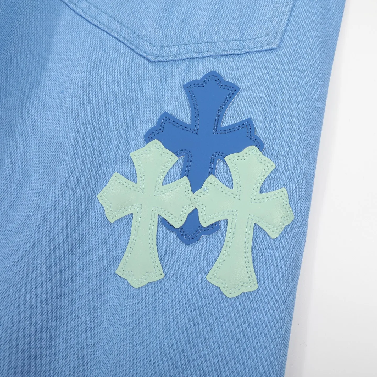 P270 Chrome hearts CH co-branded Drak Miami ice blue jeans exude uninhibited personality and unique charm. Every wear and tear is carefully designed to present a unique artistic feel. Made of imported denim fabric, which has undergone heavy industrial washing and destruction treatment, the trousers show a super cool effect on the upper body, allowing you to dominate the fashion stage.  This is more than just a pair of jeans, it is an expression of attitude. With its unique design concept and ultimate pursuit of details, Croxin breaks traditional boundaries and defines the jeans trend in the new era. The trousers are made of double-layer woven fabric with customized hardware. Special Italian cowhide is printed and cut. Custom-made sheepskin three-layer thick-line leather. The whole body is spliced ​​in heavy water washing. Craftsmen hand-splash ink. You can see the details. Three-dimensional cutting version. Loose and comfortable, not flattering to the body. Makes taller and slimmer. Seiko factory. Original quality control. Same style for men and women. Can be matched with couples. Versatile recommendation. Must-have jeans for all seasons. Color: ice blue. Size: 28-30-32-34.